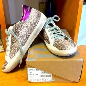 Sneakers women’s size 8